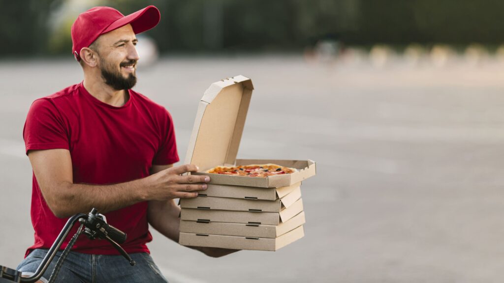 Een pizza bezorger aan het werk