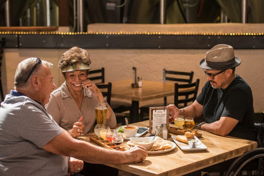 Tevreden klanten lachen en eten in een restaurant