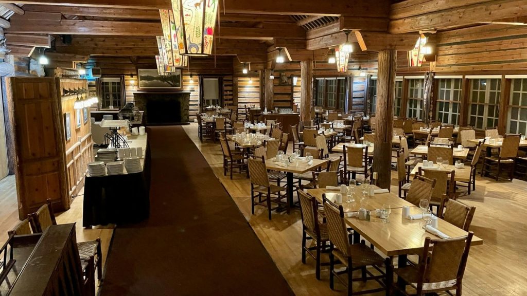 Sfeervol ingericht restaurantinterieur passend bij een eigen restaurant beginnen met warme houten details en tafels