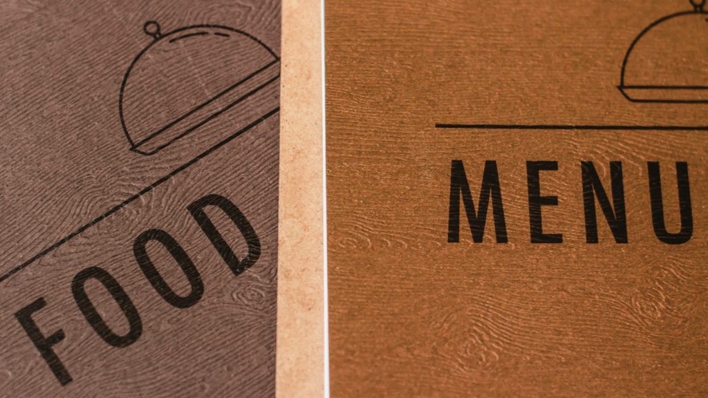 Houten menukaart ontwerp met typografie en food aanduiding passend bij menukaart restaurant stijl