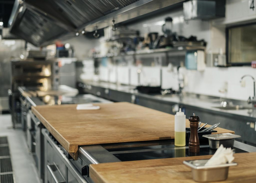 professionele-restaurantkeuken-met-werkblad.