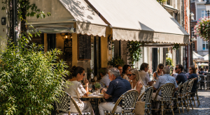 zonnig terras in een oude stad